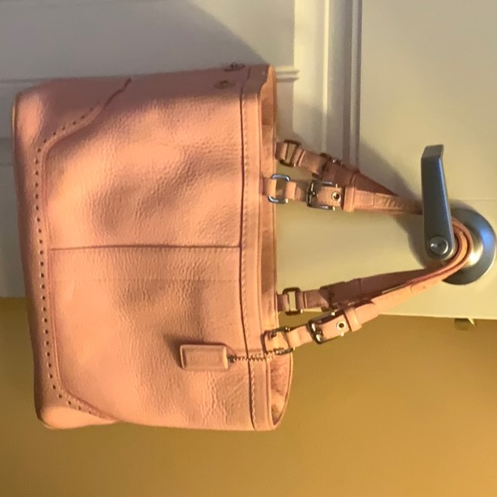 SOLD!
Beautiful vintage coach bag like new lots of pockets & room